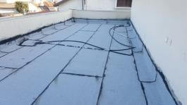 איטום גג בניין משותף באמצעות החלמת יריעות ביטומניות שביצע ערן מחברת "א. גואטה איטום ובידוד"